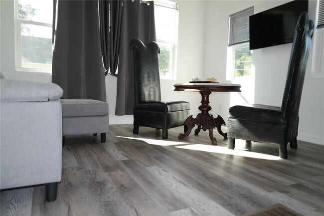 Building Photo - 1025 7th St S