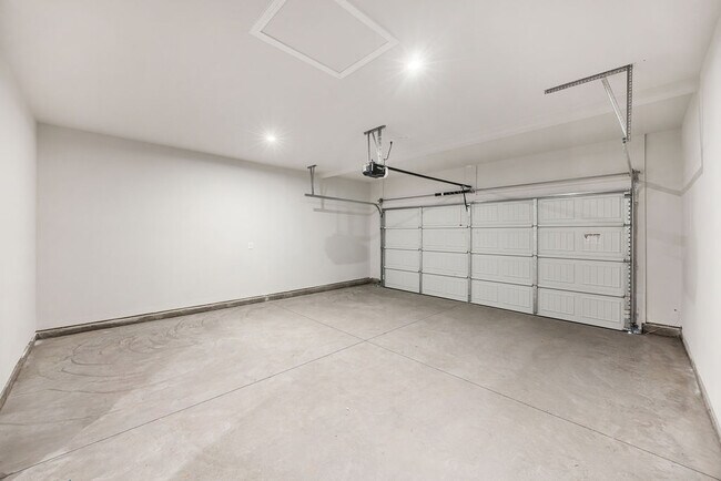 Building Photo - 512 Serena Trl