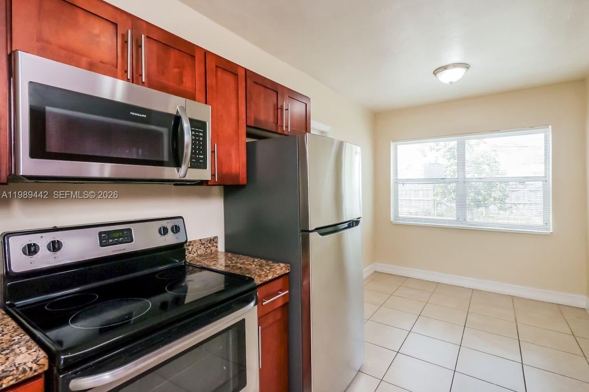 Building Photo - 1511 NE 205th Terrace