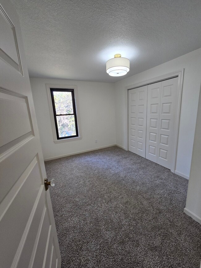 Building Photo - 856