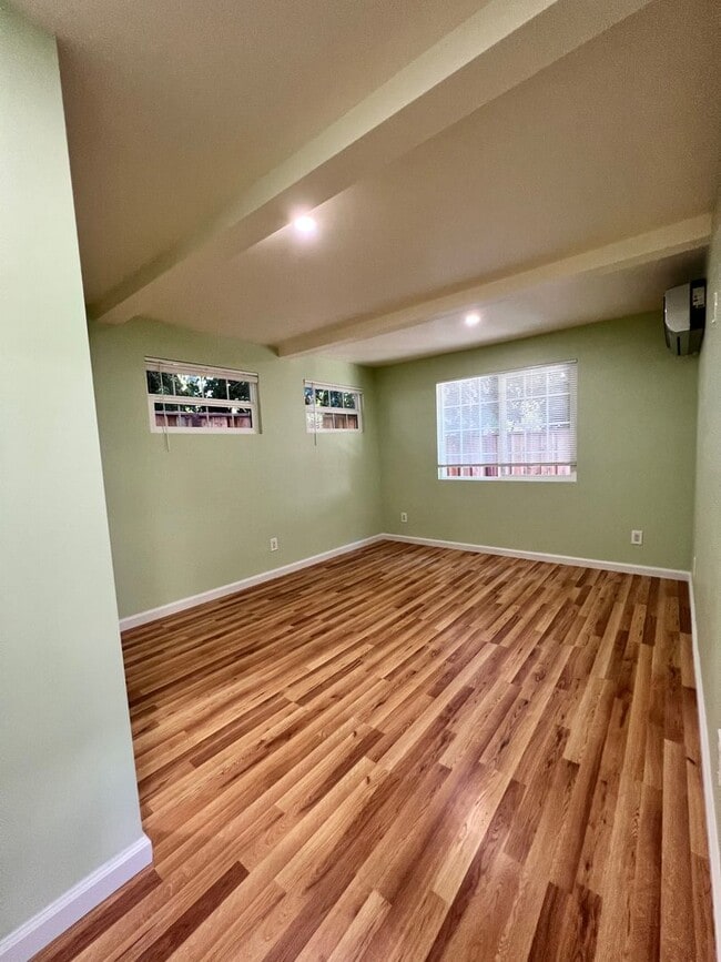 Building Photo - Beautifully remodled 2 bedroom cottage wit...