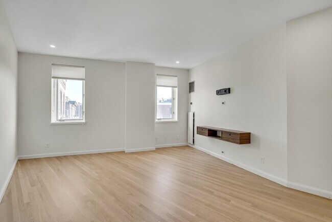 Building Photo - 19 Wiget St