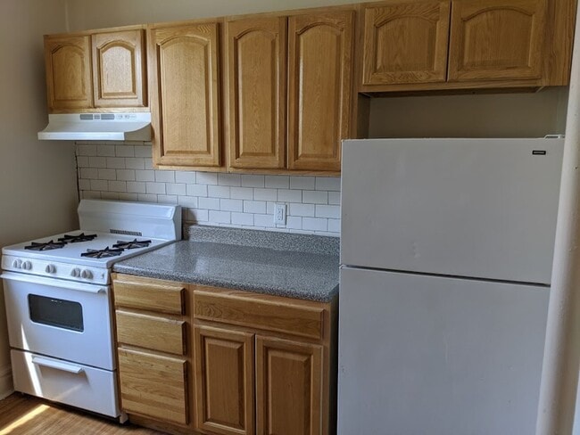 Building Photo - 1 Bedroom with den/family room *Special Half months free month