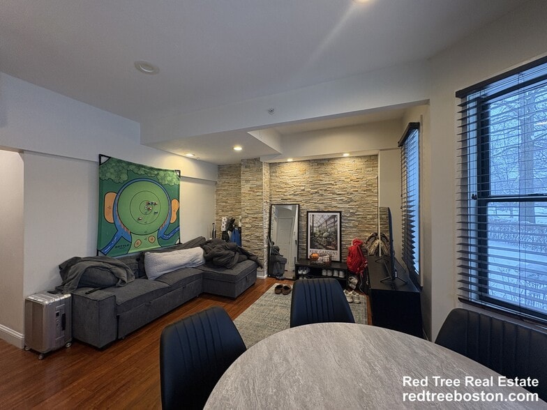 Building Photo - 1203 Beacon St