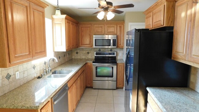 Building Photo - 118 Stonebridge St