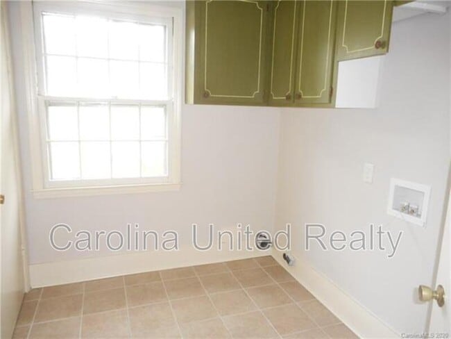 Building Photo - 5500 Larchmont Ave