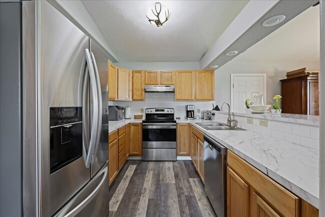 Building Photo - 20 10th Ave N