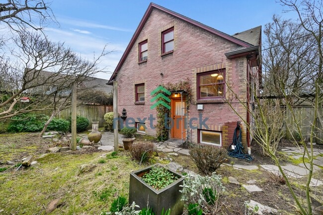 Building Photo - A classic vintage house ready to rent