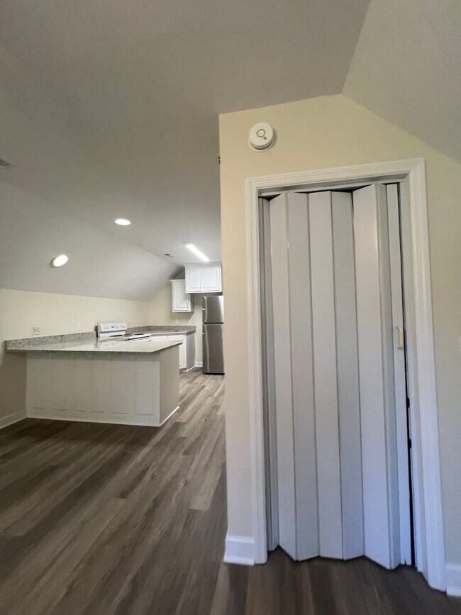 Building Photo - 1 BEDROOM STUDIO APT WALKING DISTANCE TO U...