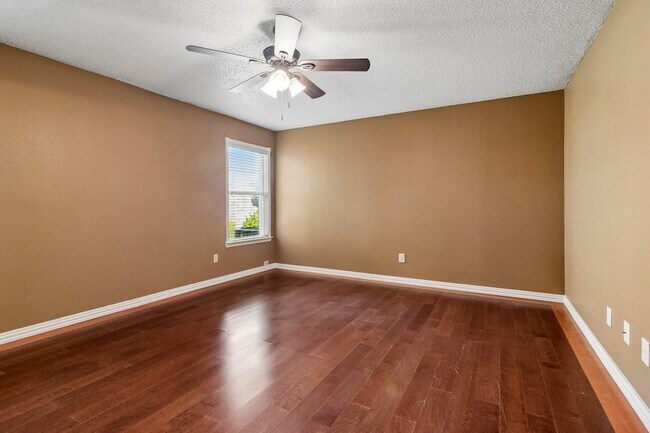 Building Photo - 2232 Chestnut Dr