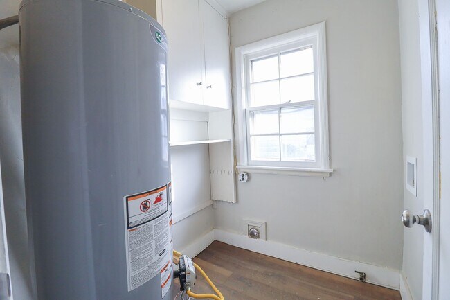 Building Photo - Section 8 Welcome! 2/1 Ready for Immediate Move In!!