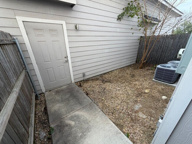 Building Photo - 212 Stellariga Pl