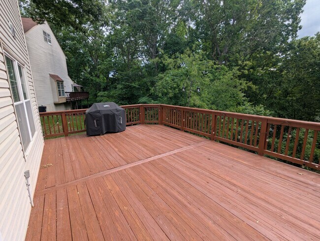 Building Photo - Beautiful 3 level END UNIT townhouse that ...