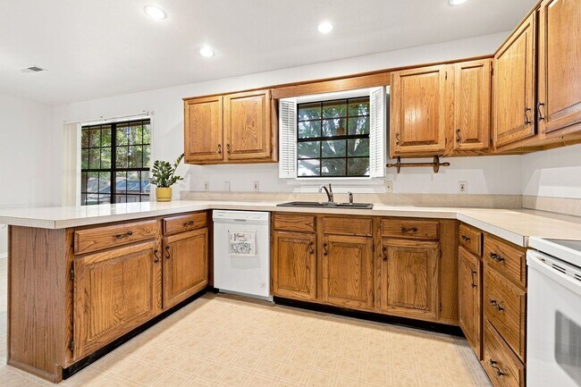 Building Photo - Spacious 3 Bed, 2 Bath Home with Fenced Backyard on Fayetteville's East Side
