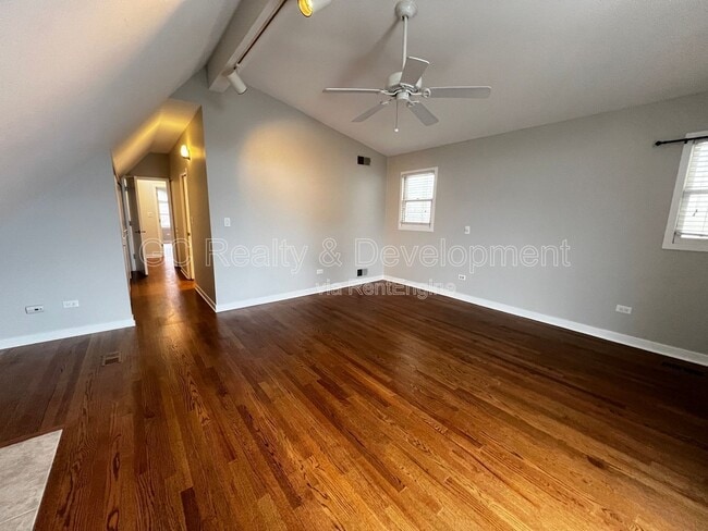 Building Photo - 1423 W Oakdale Ave