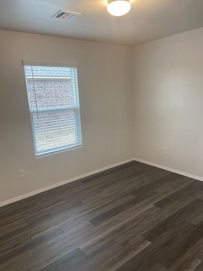 Building Photo - PRE-LEASING NOW — Comfortable 3-Bedroom | 2-Bath Home in Fox Hollow