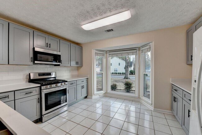 Building Photo - 200 Pine Bridge Trail