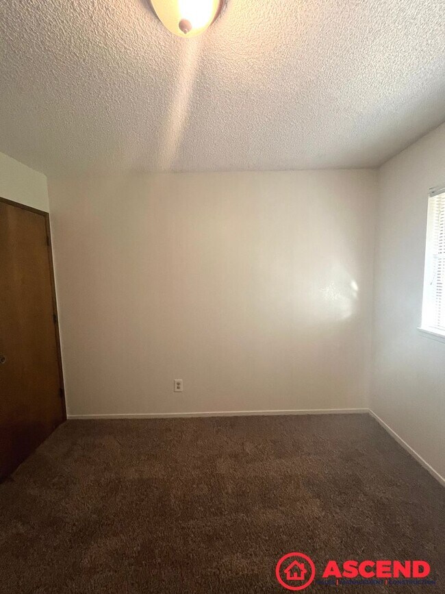 Building Photo - Stunning 3BD/2.5BA Condo in Bakersfield's 93309 — HOA Community & Move-In Ready!