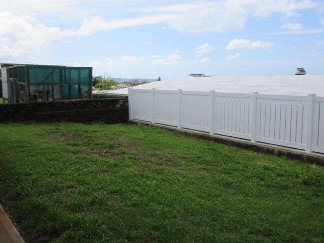 Building Photo - Pearl City, 3 bed, 2 bath house, classic w...