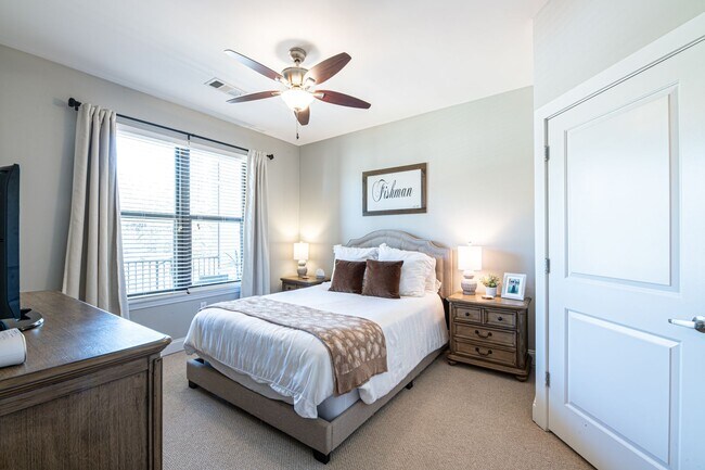 Building Photo - Knoxville 37920 - Riverfront Condo for Rent - 2 Bedroom, 2 Bath - CityView at Riverwalk - Contact...