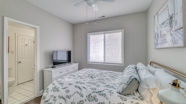 Building Photo - 25 S Surrey Ave