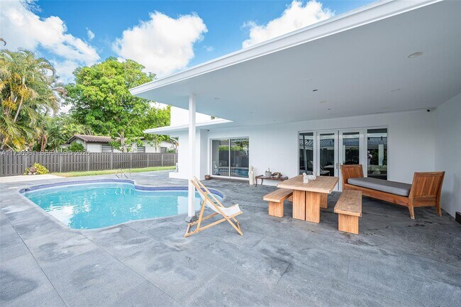 Building Photo - 2120 NE 204th St