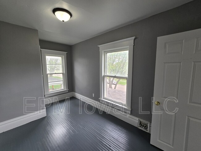 Building Photo - 914 1/2 West 2nd Street
