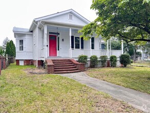 Building Photo - Charming 2-Bedroom Home -Close to Downtown...