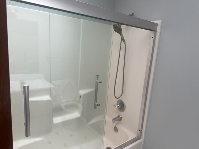 Building Photo - For Rent: Spacious 3 Bedroom, 2.5 Bath Sin...