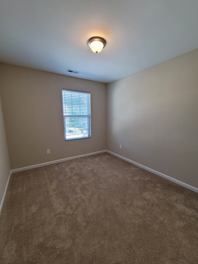 Building Photo - 4464 Middletown Dr