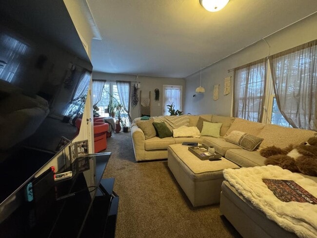 Building Photo - 406 E 9th St