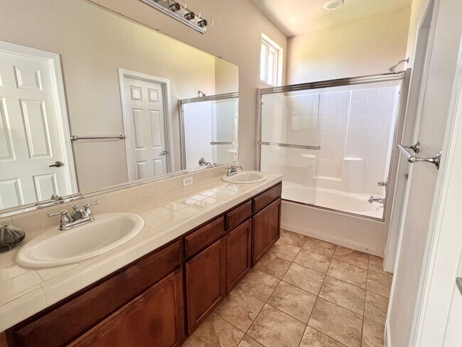 Building Photo - $2,350 Fowler & Shields, 3 Bedrooms - E Co...