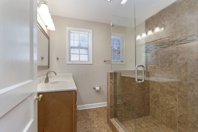 Building Photo - Cozy 3BD/2BA in the heart of Green Hills/L...