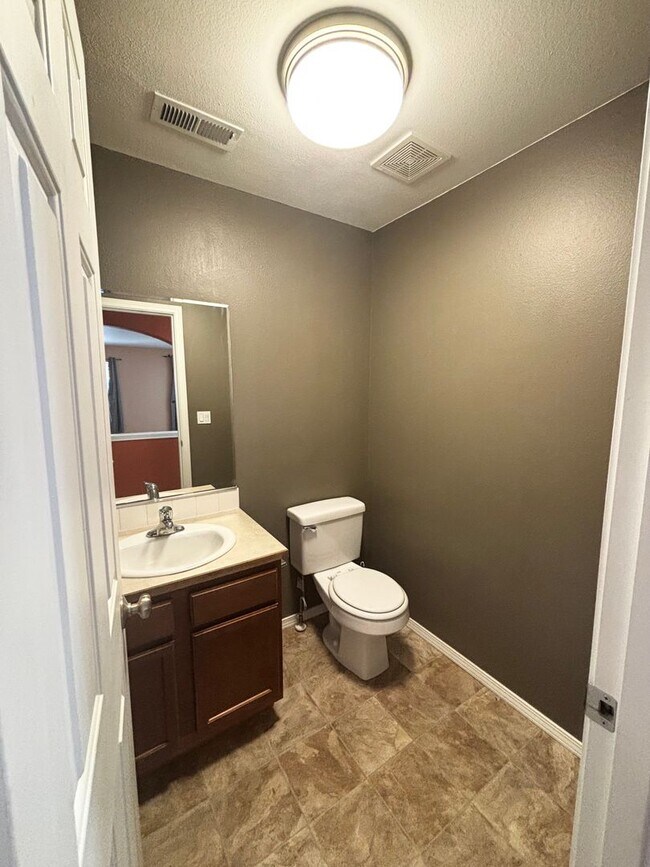 Building Photo - SW Bend House Near the Old Mill District, 4 Bdrms, 2.5 baths, A/C, Office/den, Dbl. Garage