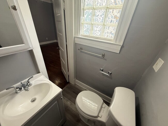 Building Photo - Knaack - 3720