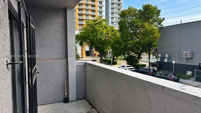 Building Photo - 777 SW 9th Ave