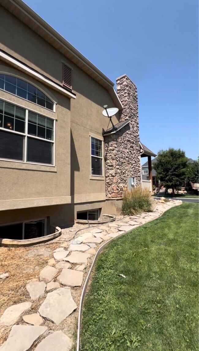 Building Photo - 2049 Sunflower Ln