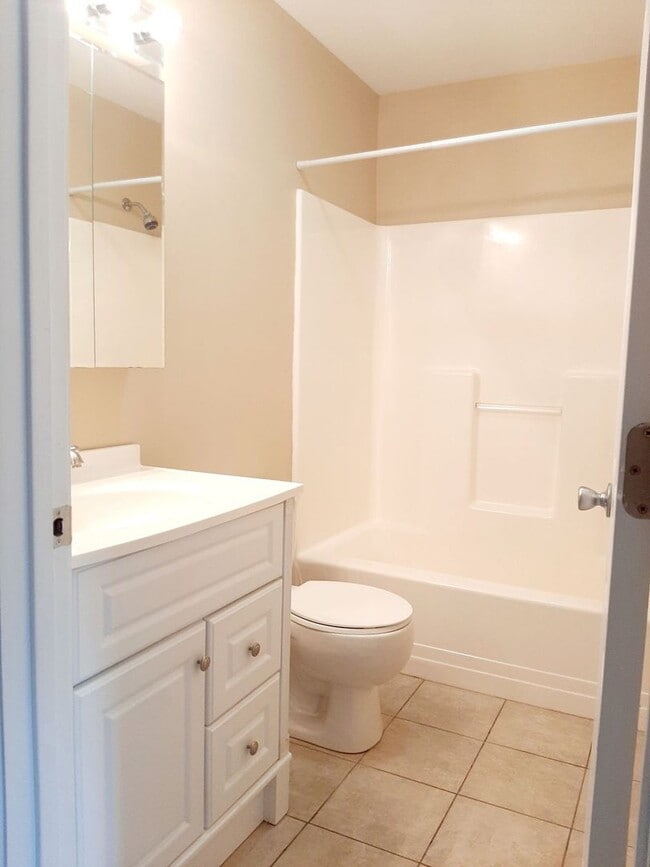 Building Photo - 2 Bed/1.5 Bath Townhouse with Garage - 8/5/2026