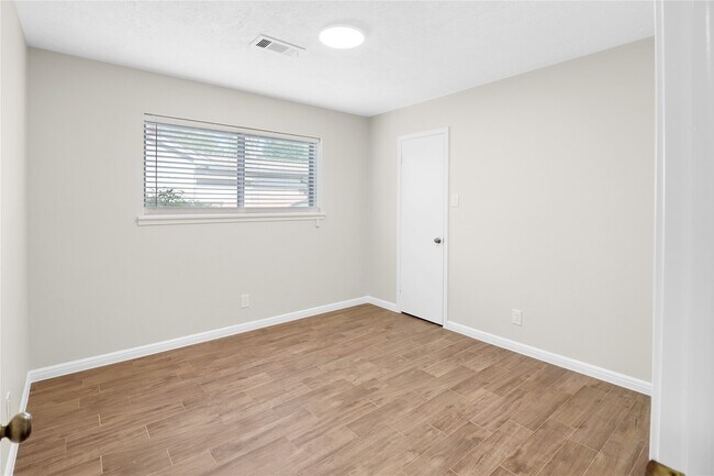 Building Photo - 731 Rustyleaf Ln