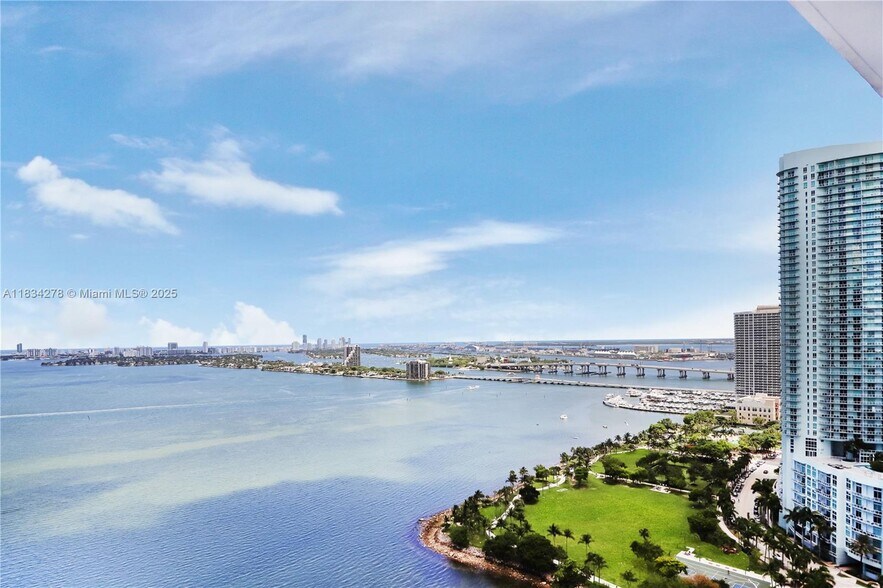 Building Photo - 2020 N Bayshore Dr