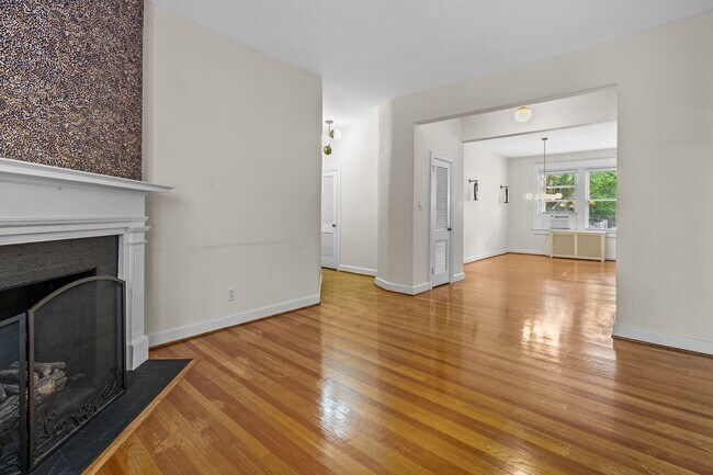 Building Photo - Condo in the heart of Ghent!