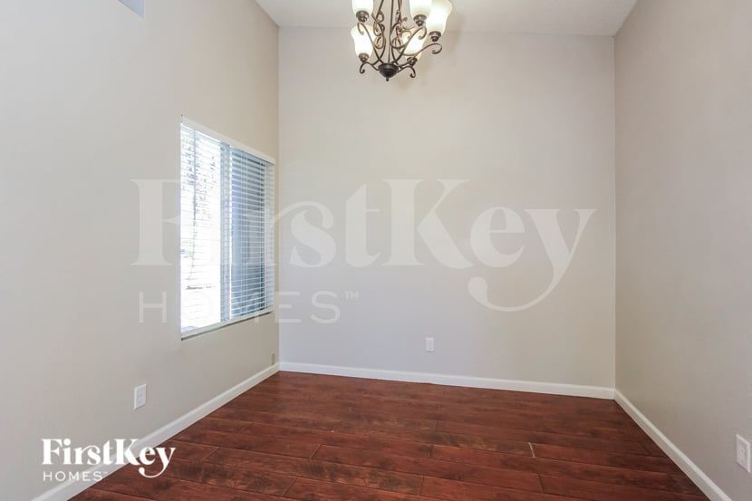 Building Photo - 515 E Renee Dr