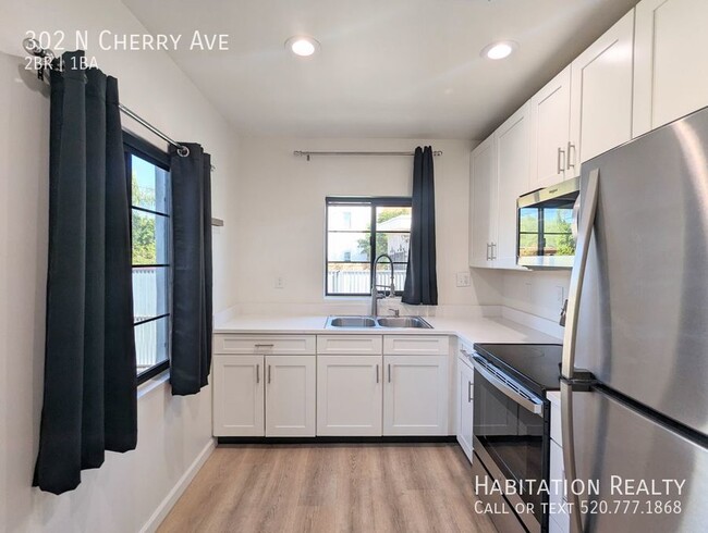 Building Photo - Gorgeous 2 bed/1 bath University Newly Ren...