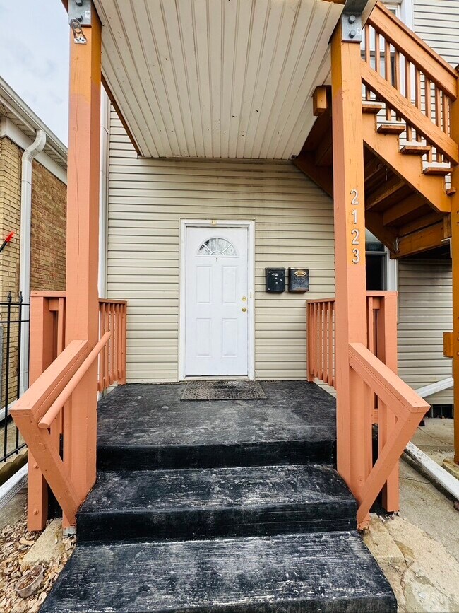 Building Photo - 2123 N Mango Ave