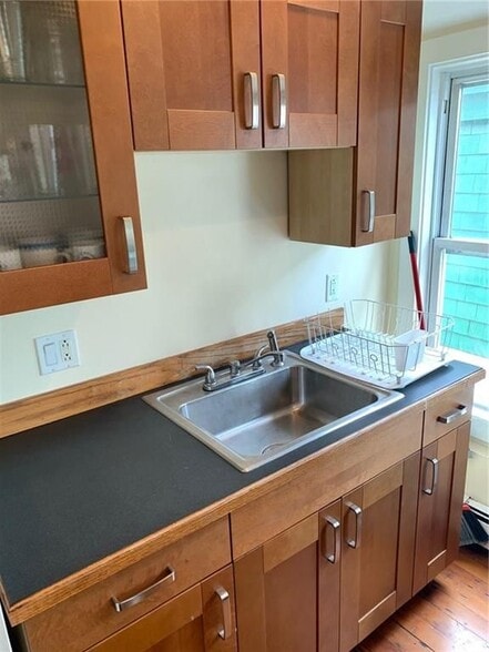 Building Photo - 27 Young St