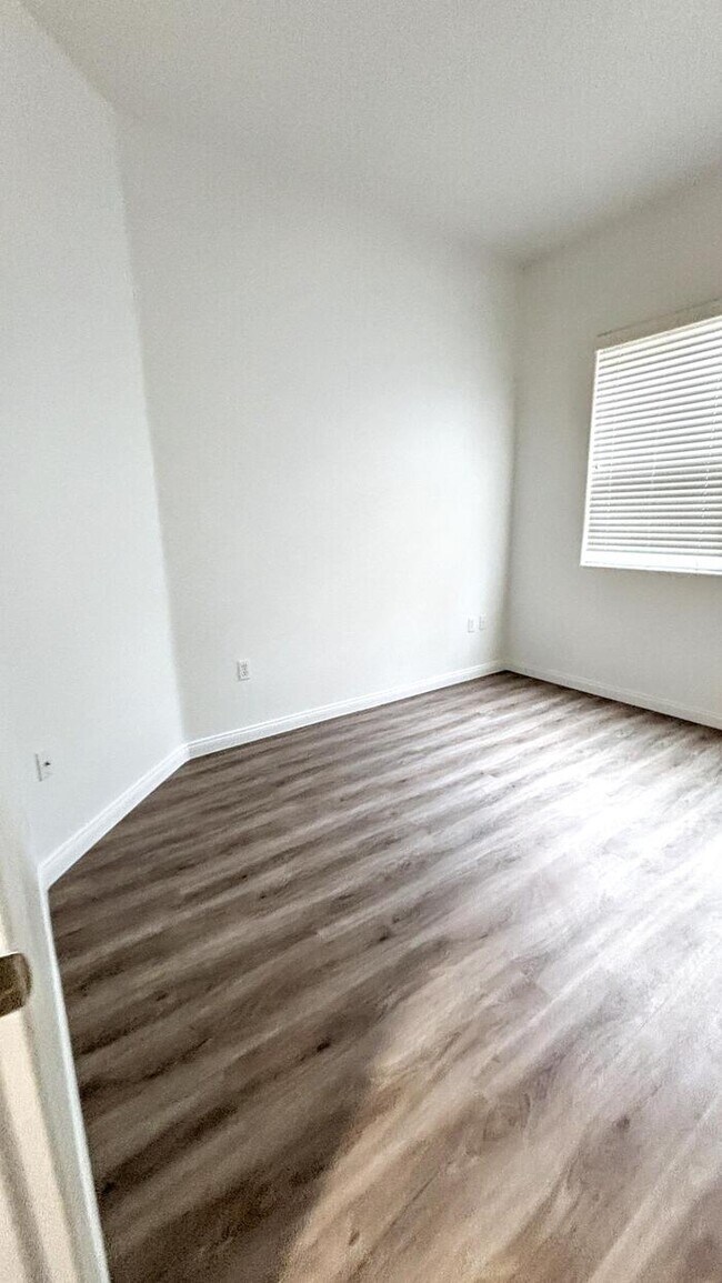 Building Photo - Lovely 2-Bedroom Condo with Convenient Acc...