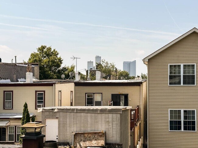Building Photo - 255 Bowers St