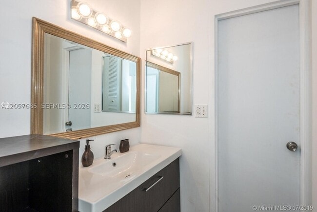 Building Photo - 7545 E Treasure Dr