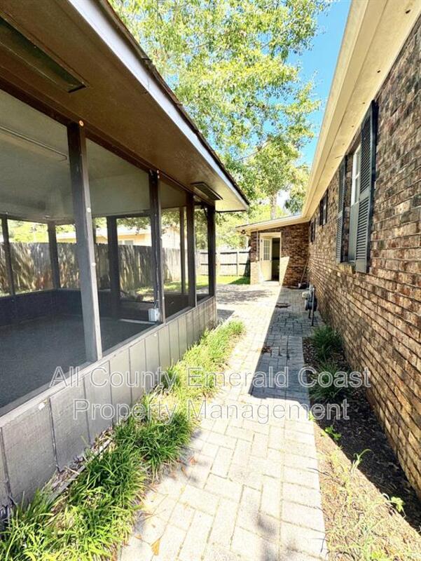 Building Photo - 733 Beach Dr