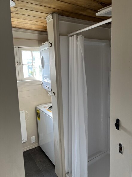 36" shower - 1400 Titus Ave